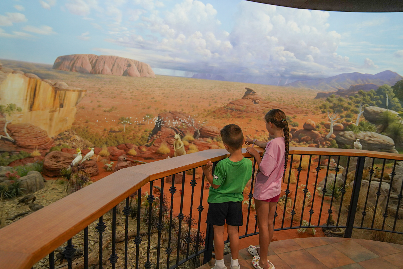 kids looking into at uluru