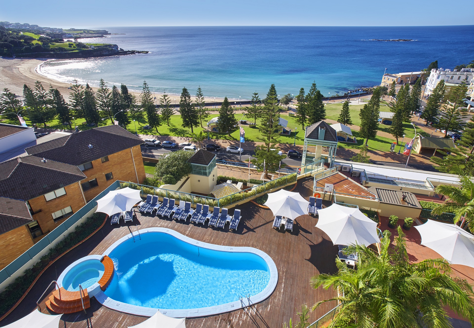 Crowne-Plaza-Sydney-Coogee-Beach-Pool-Wideshot
